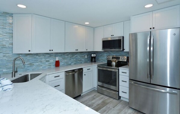 Een koelkast, een microgolfoven, een oven, een kookplaat