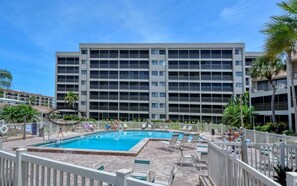 Ein Hotel mit großzügiger Poolanlage, mehreren Balkonen und einer modernen Fassade.