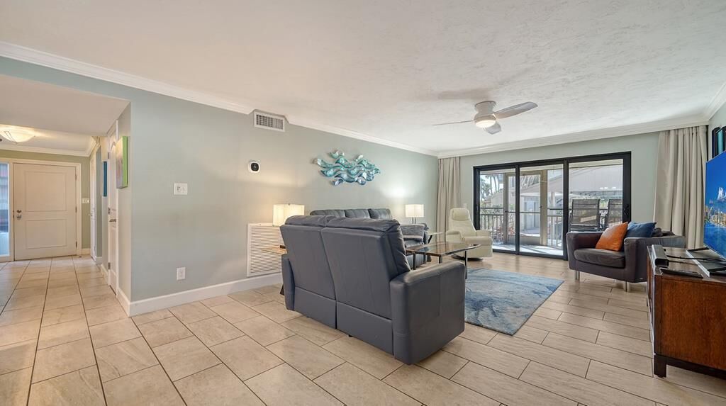 Flatscreentelevisie, een dvd-speler en een printer