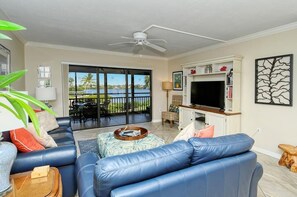 Televisie, een dvd-speler en een printer