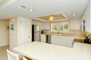 ثلاجة، ميكروويف، فرن، موقد طهي مسطح