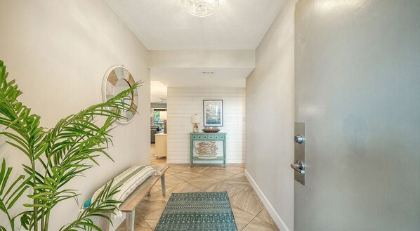 Interior - Chinaberry 922- 2-bedroom / 2-bathroom unit feat breath taking views of Sarasota's Intracoastal Bay. (Siesta Key)