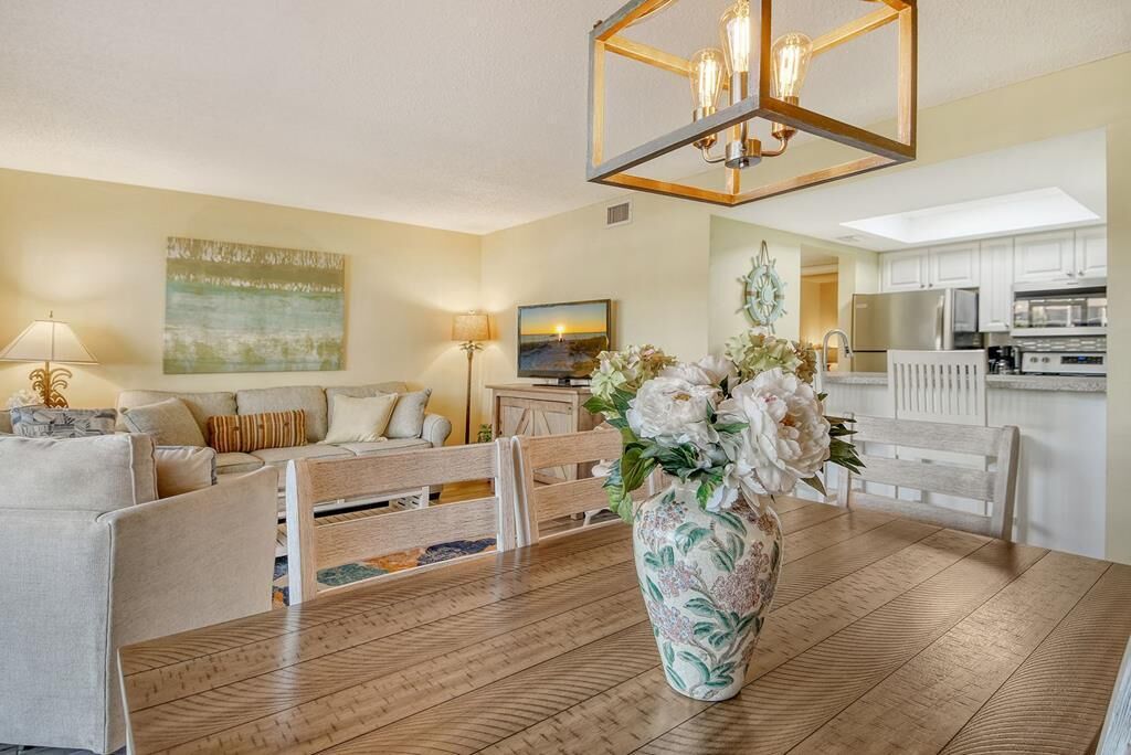 Televisie, een dvd-speler en een printer