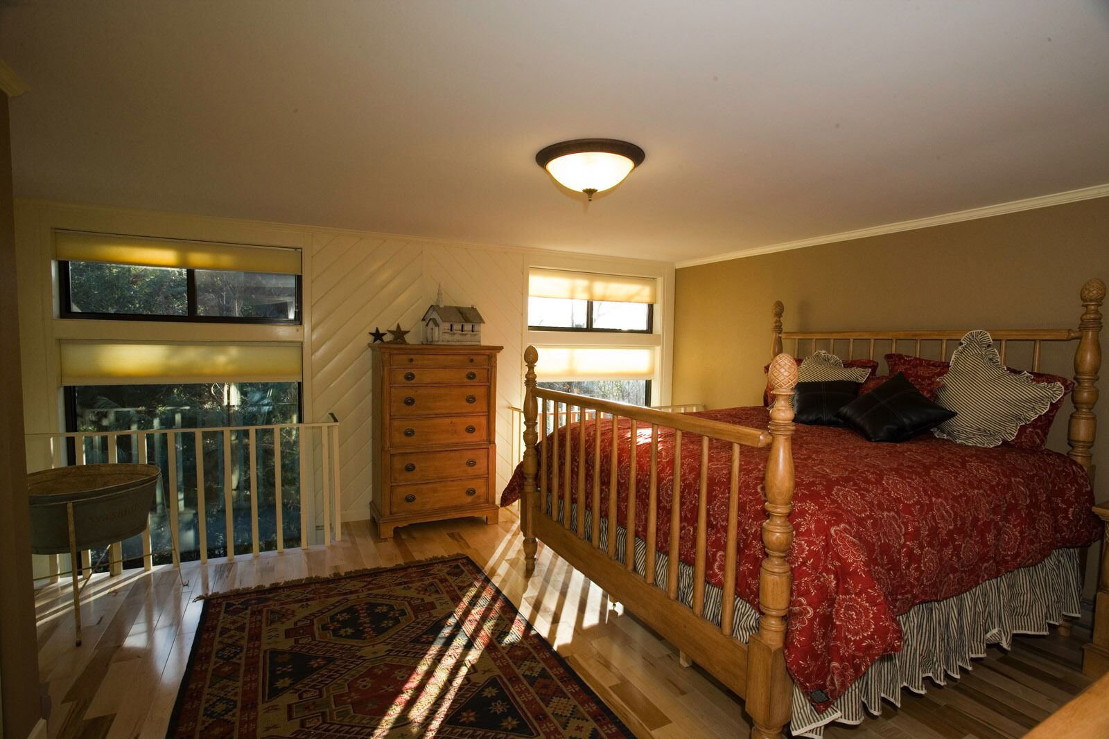 Summer dates going quickly! Walkable to private lake. 20 minutes to Lake George.