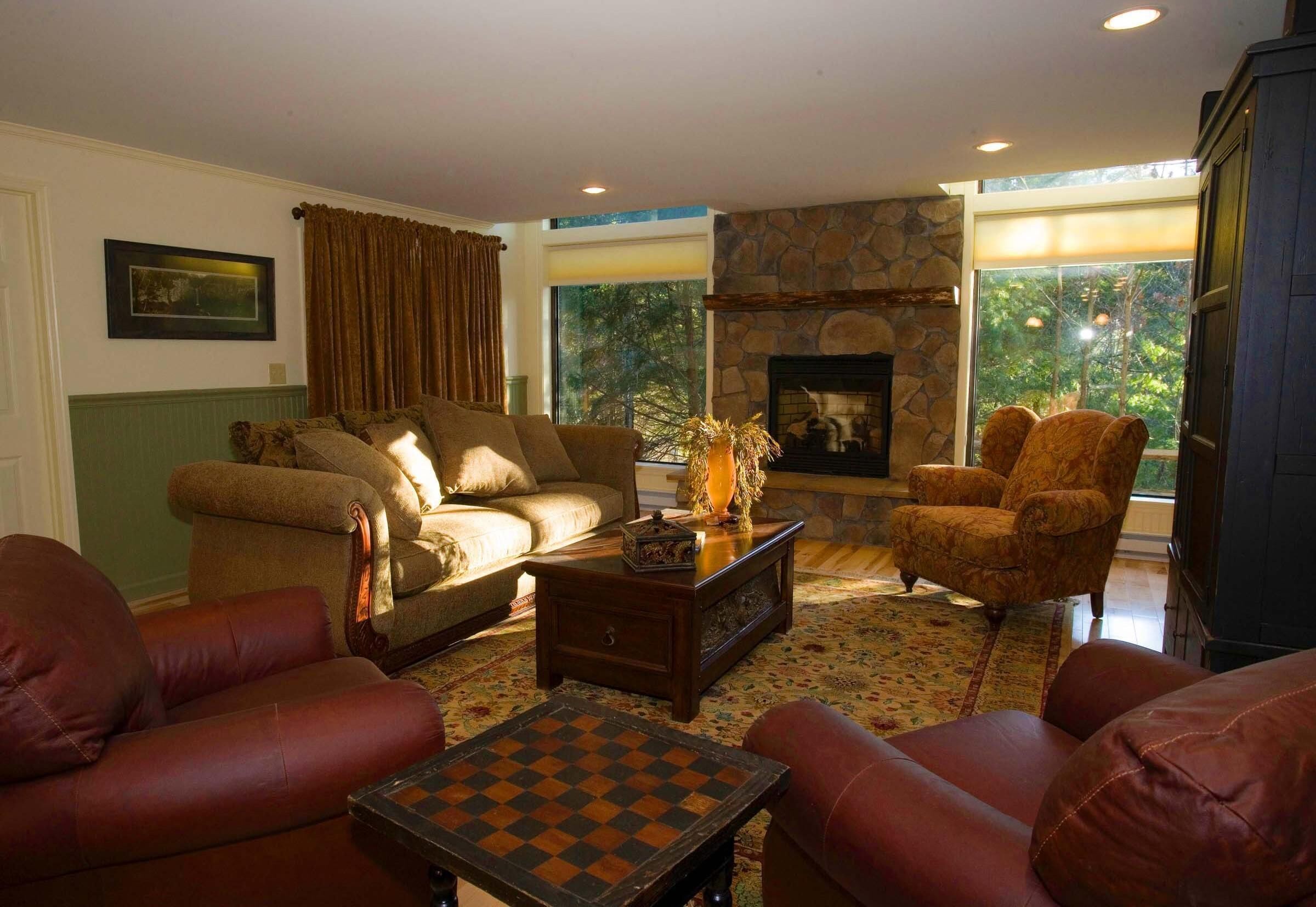 Summer dates going quickly! Walkable to private lake. 20 minutes to Lake George.