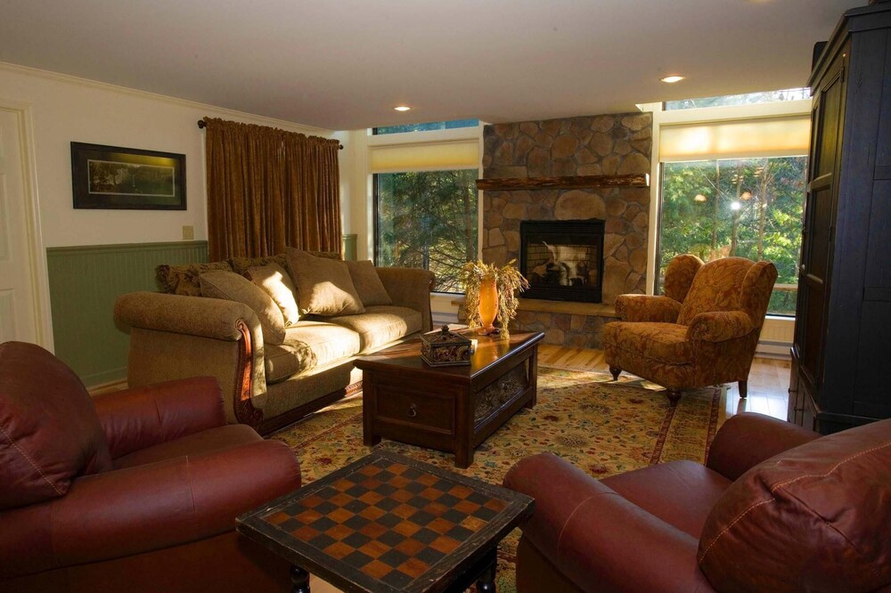Summer dates going quickly! Walkable to private lake. 20 minutes to Lake George.