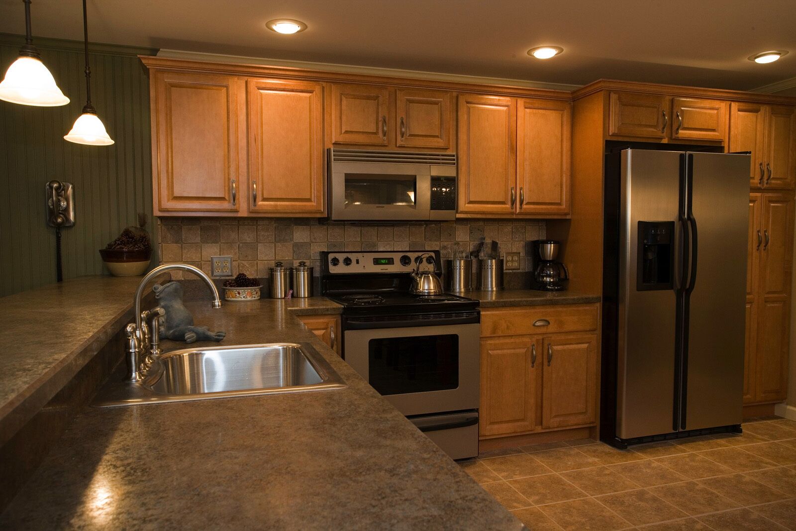 Summer dates going quickly! Walkable to private lake. 20 minutes to Lake George.