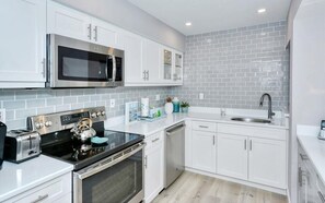 Een koelkast, een microgolfoven, een oven, een kookplaat