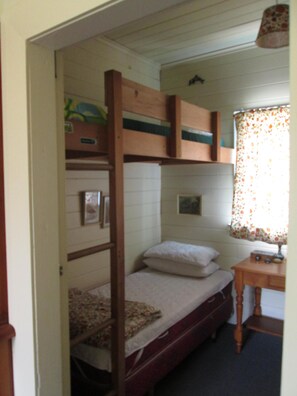 2 bedrooms, free WiFi, bed sheets - Gorgeous Character Bach (Punakaiki)