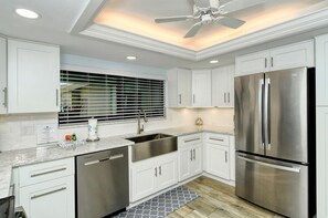 Fridge, microwave, oven, stovetop - Chinaberry 415 - 2 Bedroom Condo with Private Beach with lounge chairs & umbrella provided, 2 Poo... (Siesta Key)
