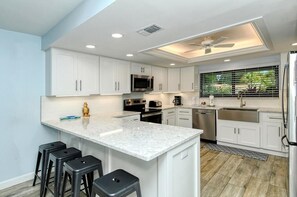 Een koelkast, een microgolfoven, een oven, een kookplaat