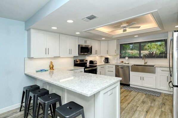 Fridge, microwave, oven, stovetop - Chinaberry 415 - 2 Bedroom Condo with Private Beach with lounge chairs & umbrella provided, 2 Poo... (Siesta Key)