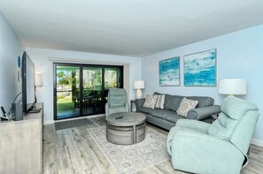 TV, DVD player, printers - Chinaberry 415 - 2 Bedroom Condo with Private Beach with lounge chairs & umbrella provided, 2 Poo... (Siesta Key)