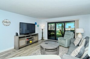 Televisie, een dvd-speler en een printer