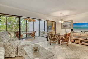 Televisie, een dvd-speler en een printer