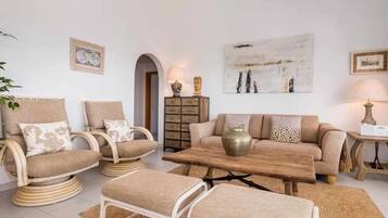 TV, DVD player, books, stereo