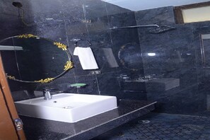 Shower, free toiletries, towels - Corbett Treff Hotel (Ramnagar)