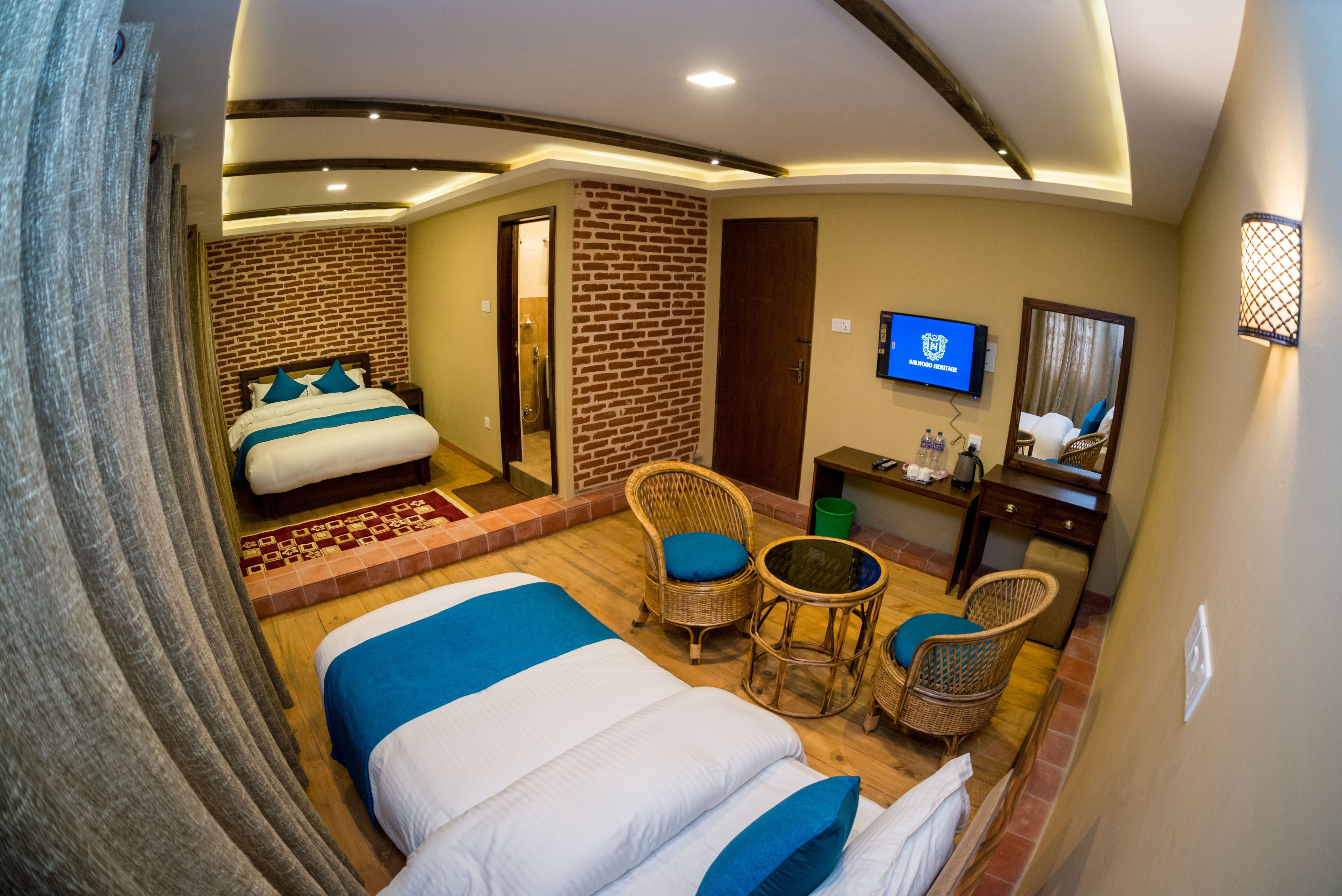 Habitación triple Deluxe, varias camas, vista a la ciudad, piso ejecutivo | Ropa de cama de alta calidad, camas con efecto memoria y escritorio 