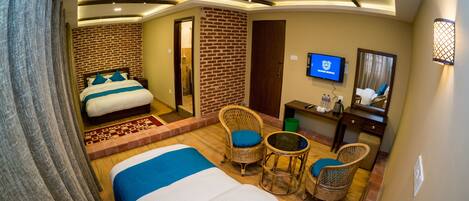 Habitación triple Deluxe, varias camas, vista a la ciudad, piso ejecutivo | Ropa de cama de alta calidad, camas con efecto memoria y escritorio