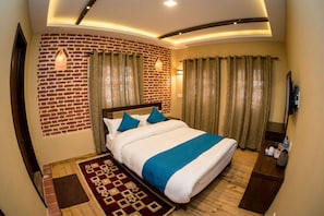 Habitación Deluxe doble, 1 cama de matrimonio, vistas al jardín | Ropa de cama de alta calidad, colchones viscoelásticos, escritorio