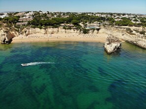 Sur la plage, chaise longue