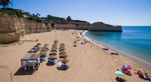 Sur la plage, chaise longue