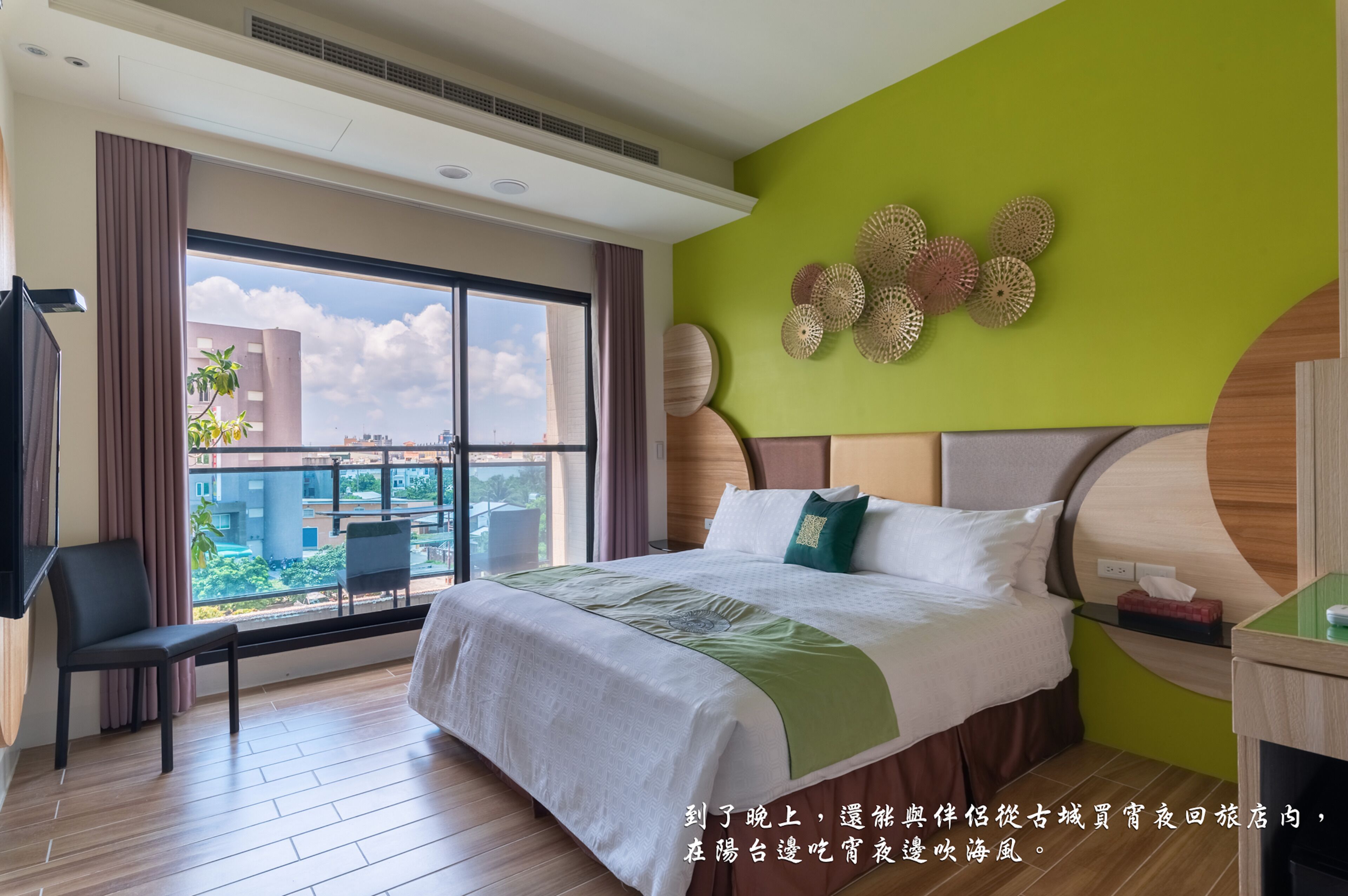 deluxe double room, balcony | in-room safe, individually decorated, individually furnished, desk