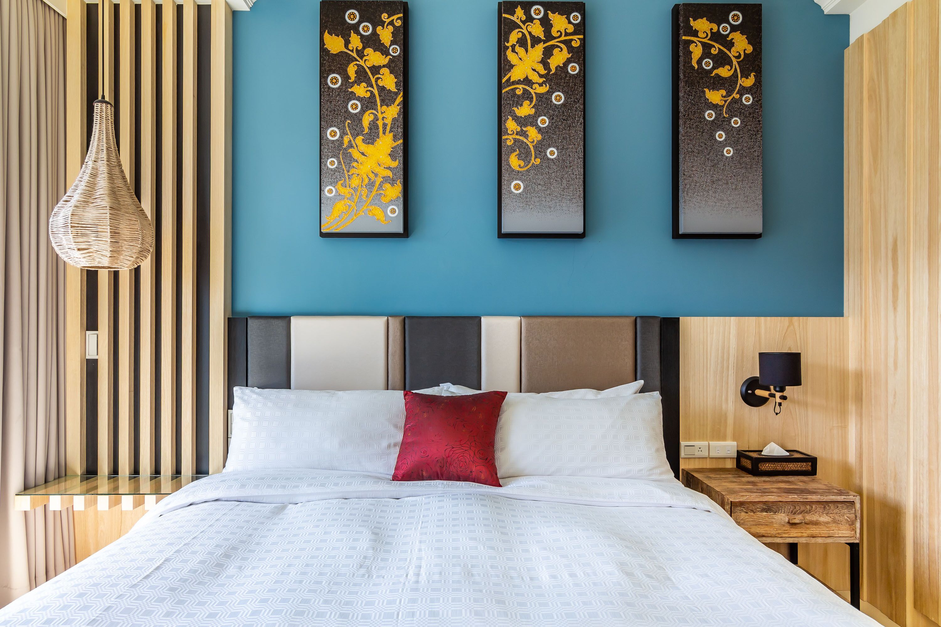 deluxe double room, balcony | in-room safe, individually decorated, individually furnished, desk