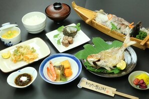 Habitación (3F, 302-304) | Comida en el ryokan
