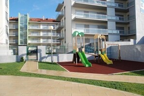 Children's area - Pérola do Oeste - T1 with pool 3 min walk from the beach (São Martinho do porto)