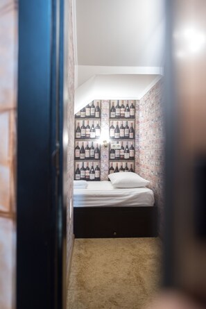 Economy Single Room, Shared Bathroom | Free WiFi, bed sheets - TsaTsa Hotel - Hostel (Odesa)