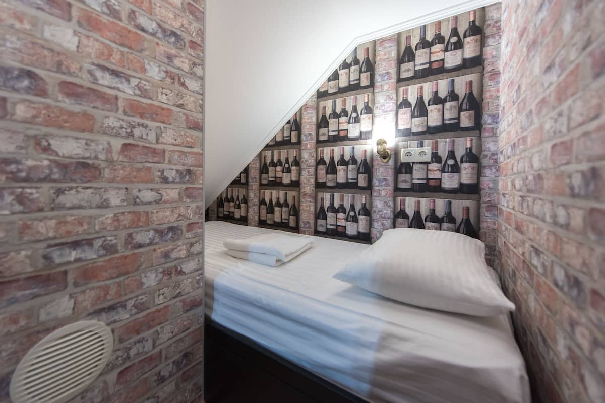 Free WiFi, bed sheets