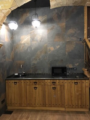 Apartamento, 1 quarto (Basement) | Cozinha privada | Refrigerador em uma área comum, micro-ondas em uma área comum