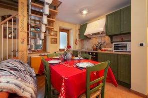 Dining - Appartement Beauregard 1, Les Houches (Chamonix), France (Les Houches (Chamonix))