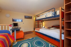 3 bedrooms, bed sheets