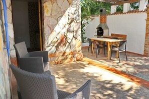 Outdoor dining - Bungalow for 4 people with free Wi-Fi (CONIL DE LA FRONTERA)
