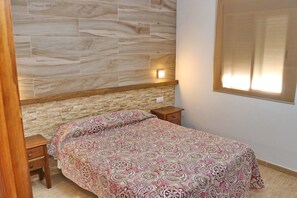 2 makuuhuonetta, silitysrauta/-lauta, Wi-Fi, vuodevaatteet