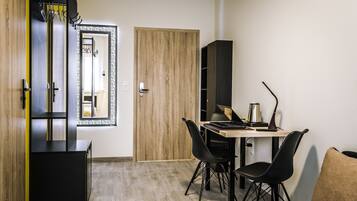 Hypo-allergenic bedding, desk, blackout drapes, free WiFi