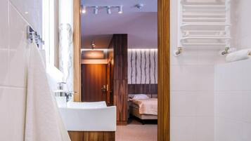 Un baño moderno con un lavamanos grande, un inodoro y una zona de ducha.