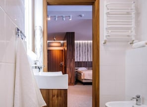 Une salle de bain moderne avec un grand lavabo, des toilettes et un espace douche.