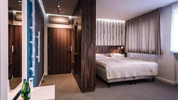 Hypo-allergenic bedding, desk, blackout drapes, free WiFi