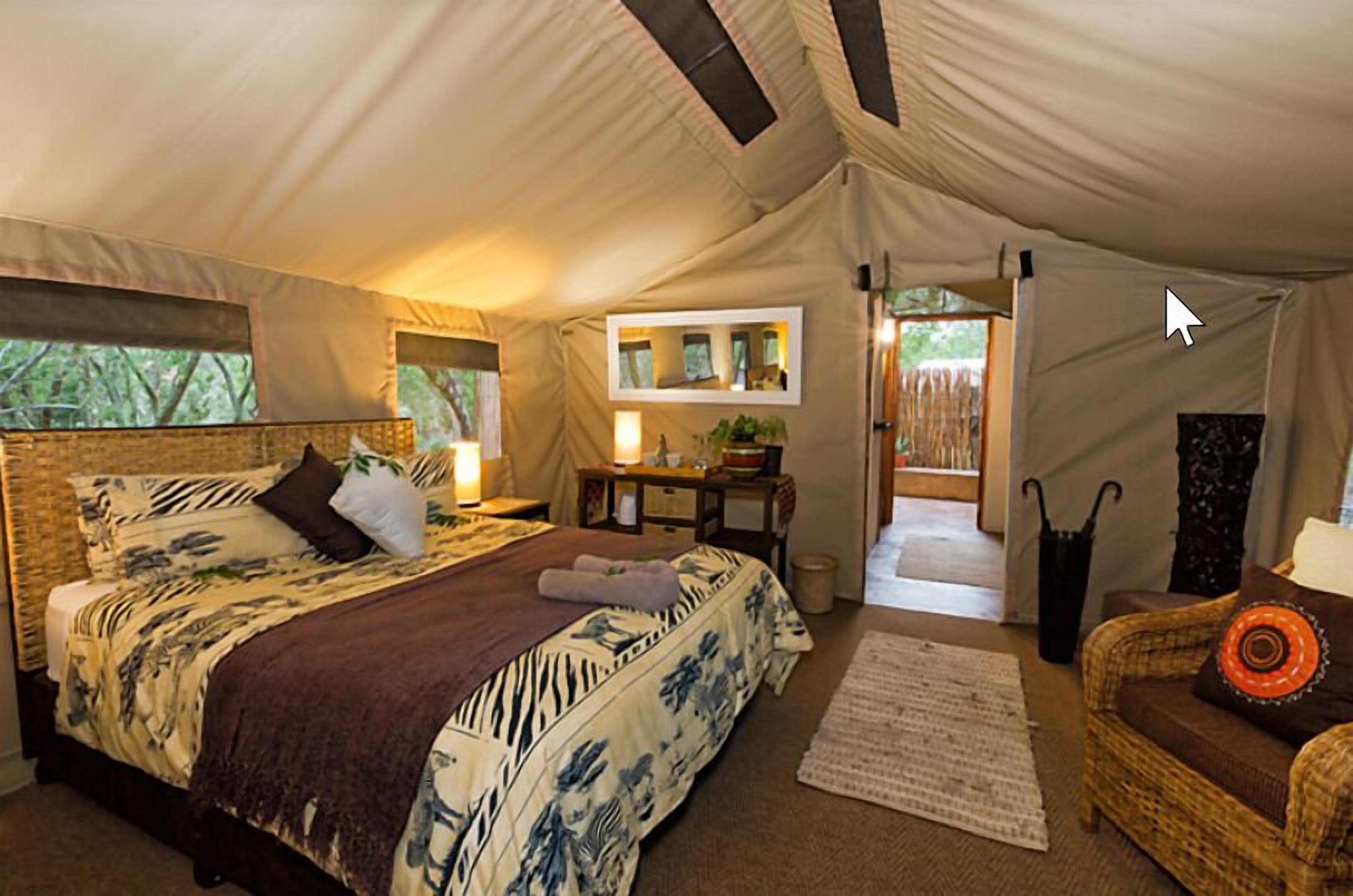 Safe på rommet, skrivebord, sengetøy og rullestolvennlig