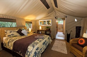 Caja de seguridad en la habitación, escritorio y ropa de cama 