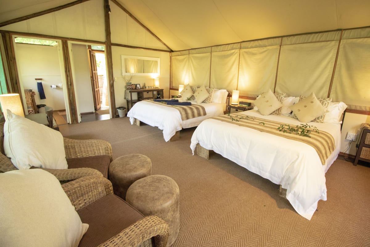 Coffres-forts dans les chambres, bureau, draps fournis