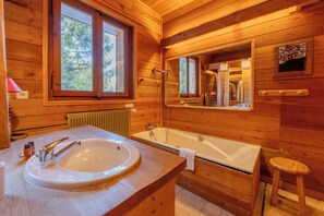 وحدات دش مع أحواض استحمام، مجففات شعر، مناشف