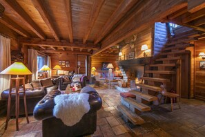 TV, DVD-spiller og stereoanlegg