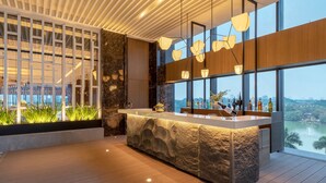 Quầy bar bên hồ bơi