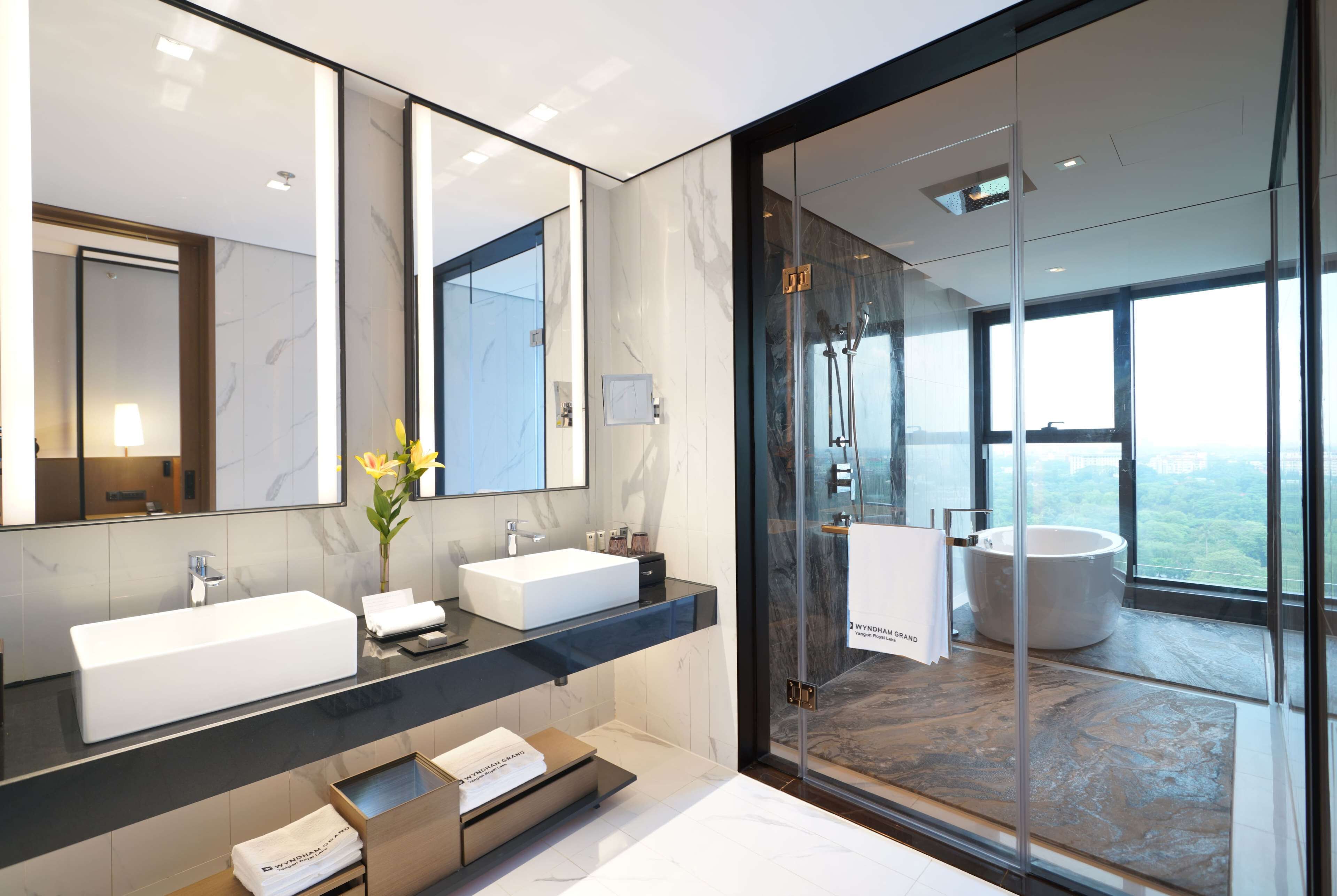 deluxe room, 1 king bed, lake view | 1 bedroom, minibar, in-room safe, desk