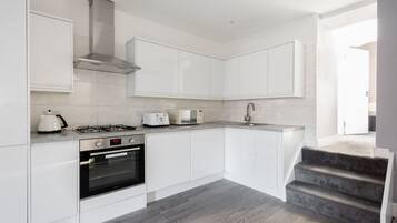 Refrigerador, microondas, horno y lavavajillas