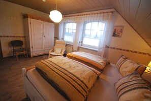 2 chambres, coffre-fort, bureau, lit de bébé portatif
